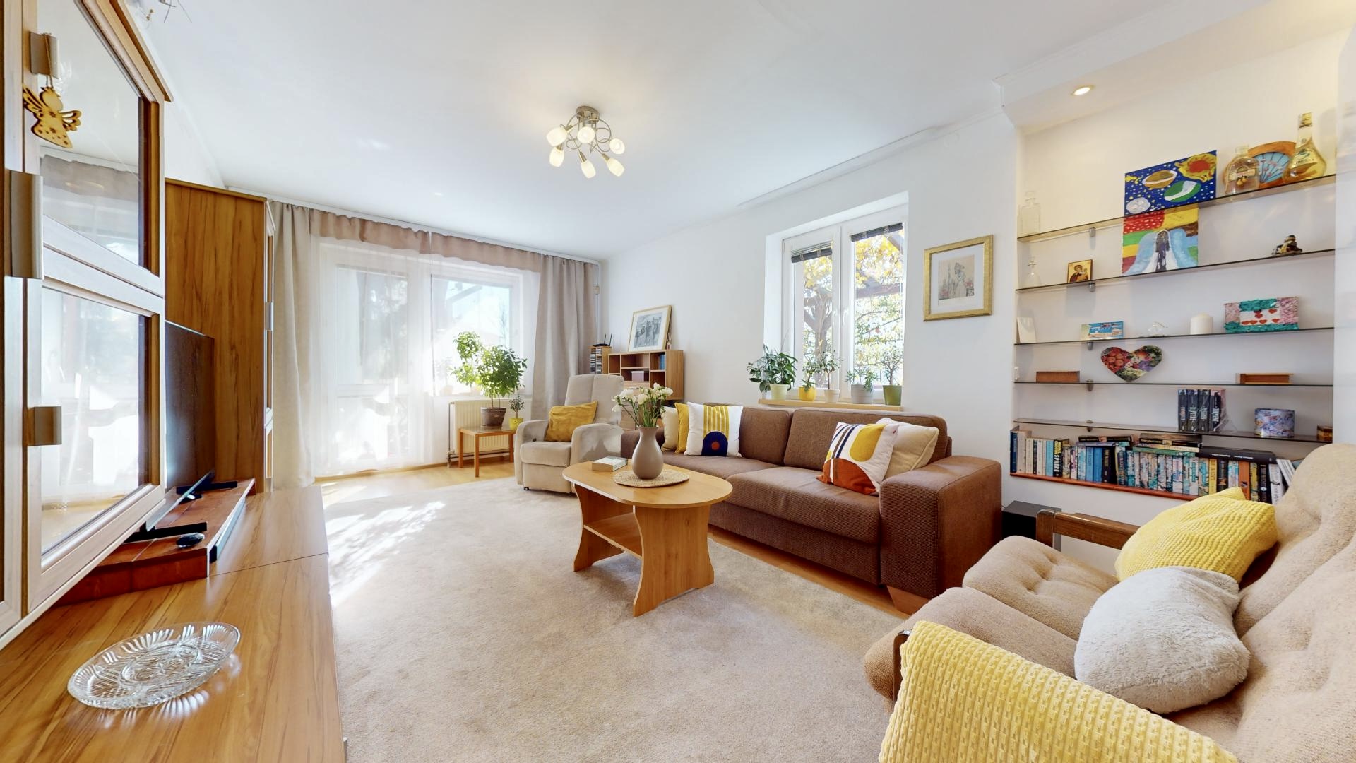 Zrekonštruovaný 7-izb. rodinný dom so solárnymi panelmi, dvojgarážou a rozsiahlym pozemkom, Jelka