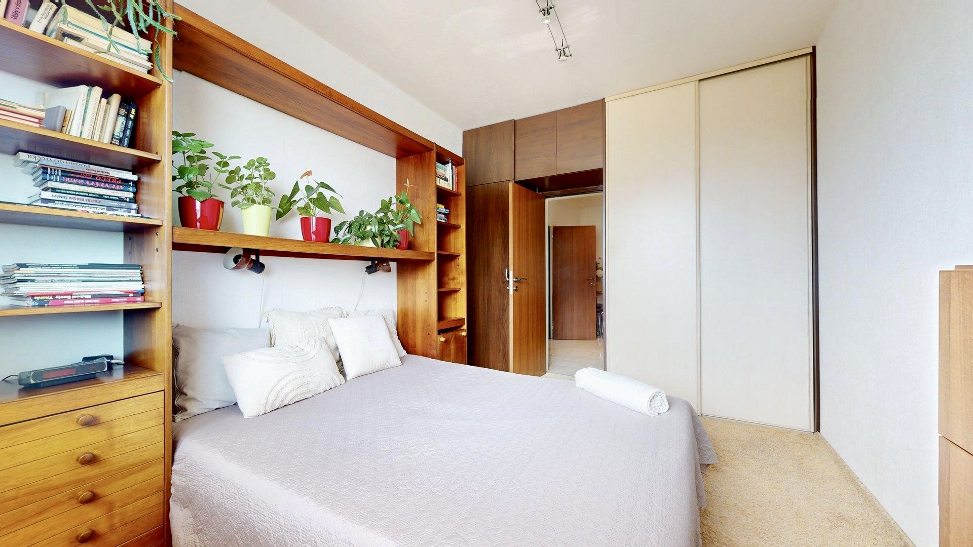 3-izb. na začiatku Petržalky s nepriechodnými izbami a lodžiou, BA V