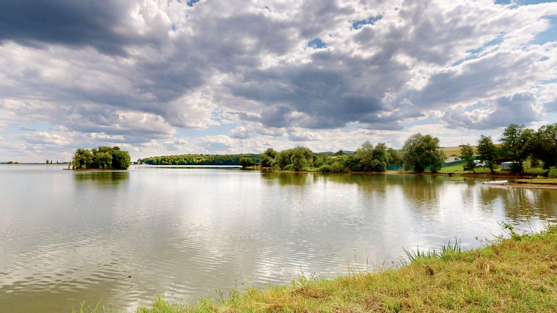 4-izb. rekreačná chata a 3-izb. vidiecky dom pri jazere Teplý vrch, RS - Budikovany