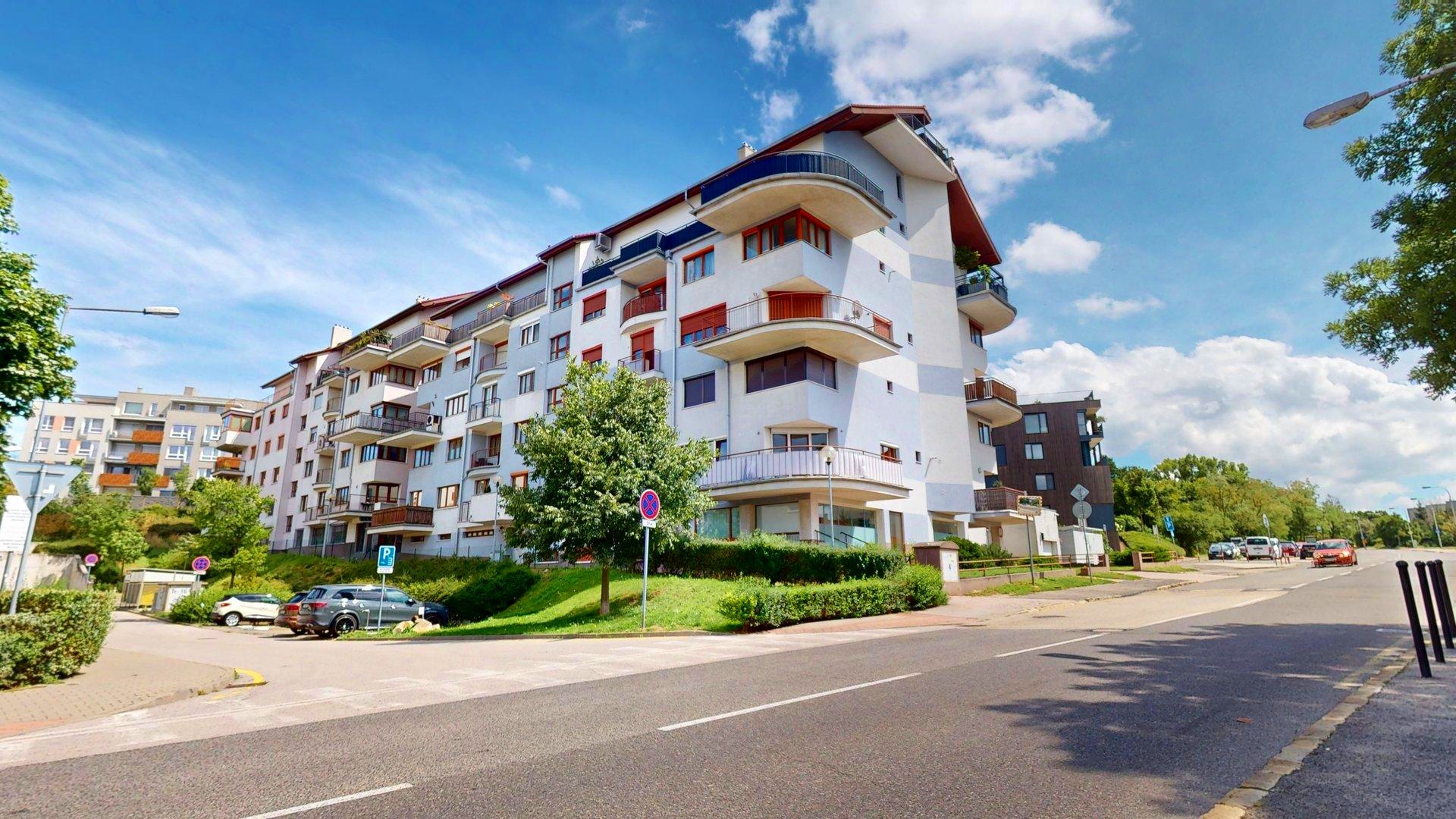 Dychberúci 5i byt s terasou 51m2 aj akumulačným krbom, BA I