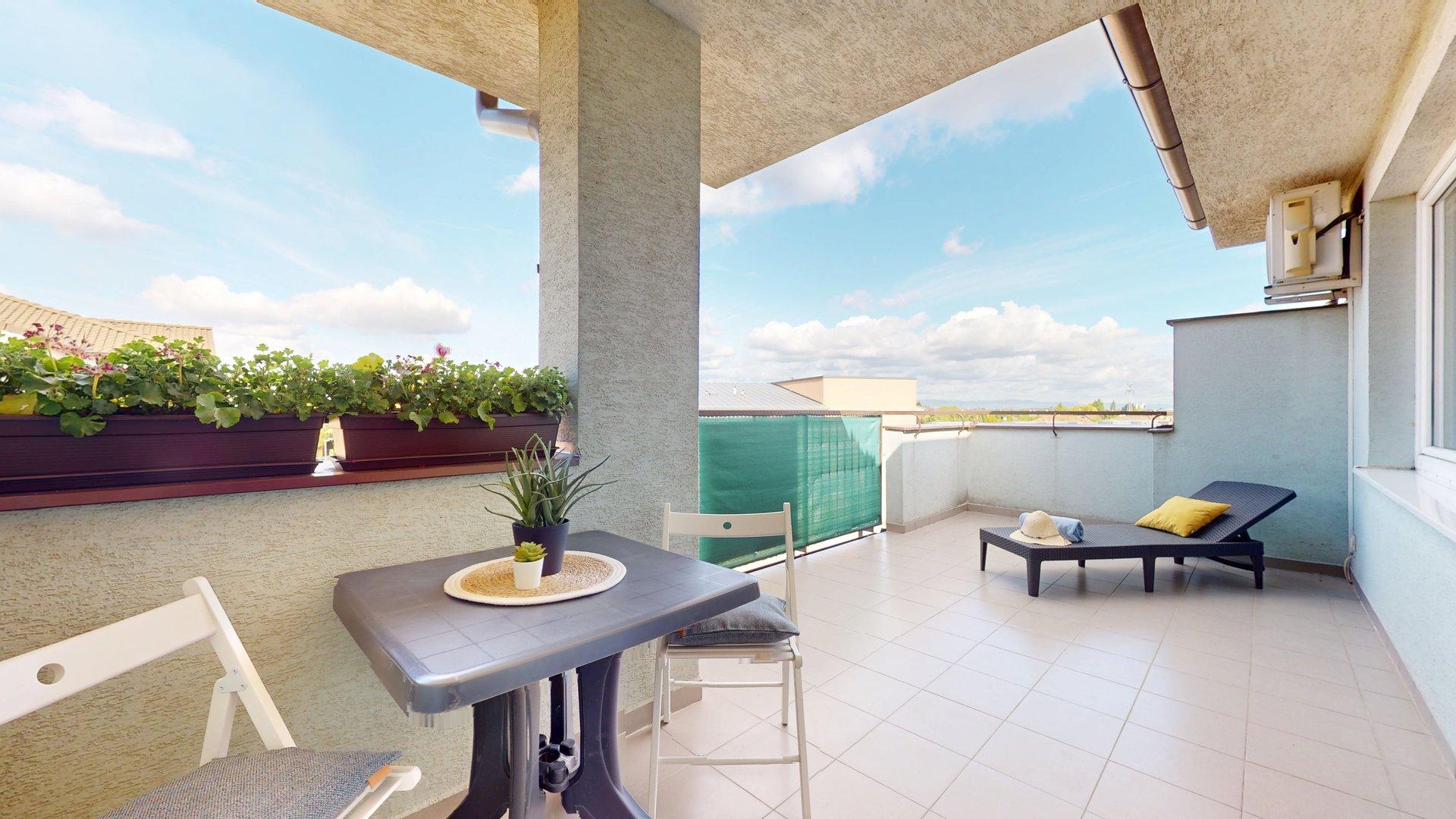 Veľkometrážny 3i byt s 2 terasami aj gar. státiami, SC - Rovinka