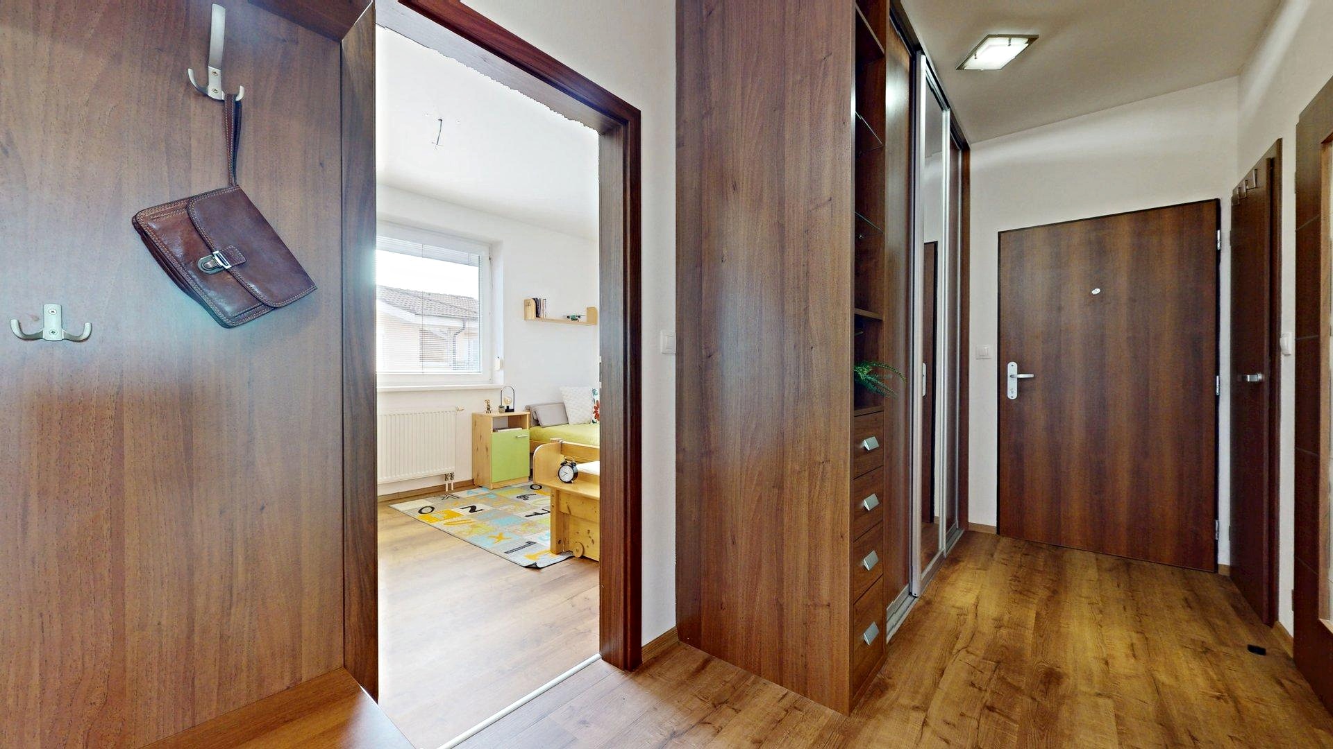 Veľkometrážny 3i byt s 2 terasami aj gar. státiami, SC - Rovinka