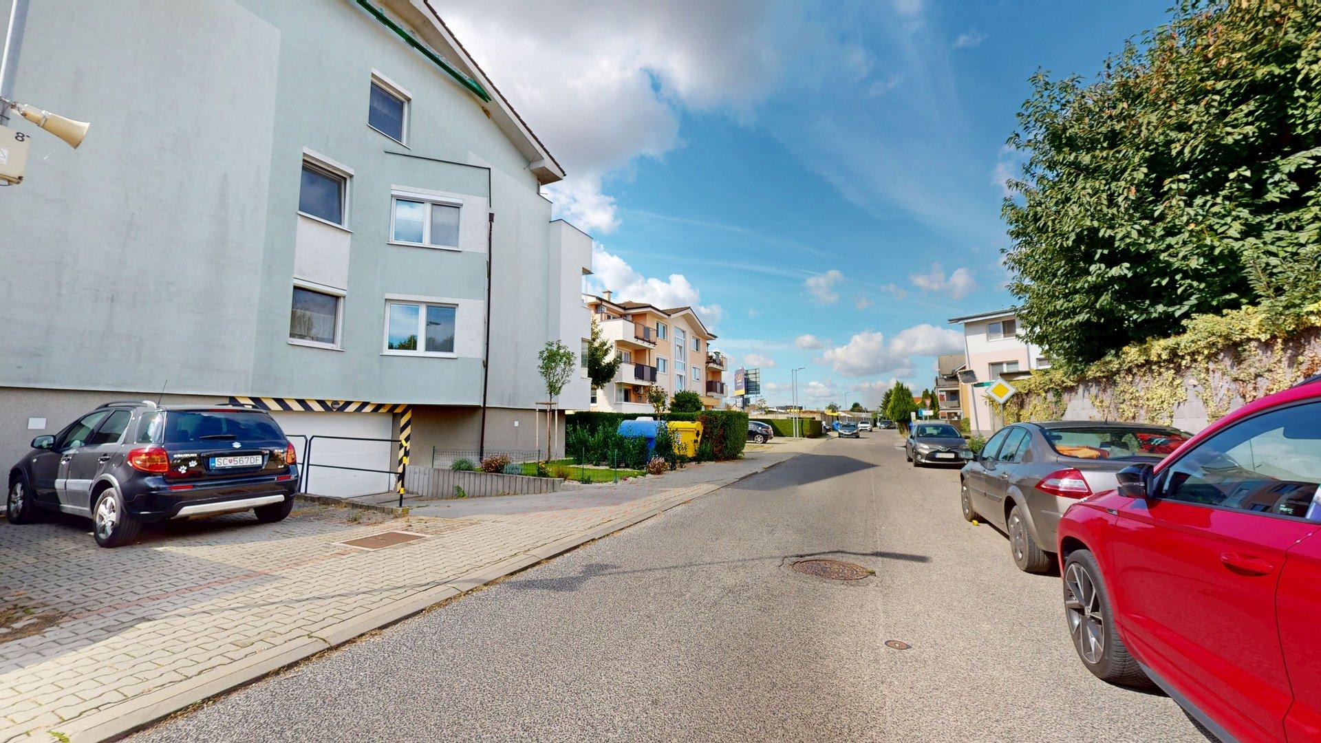 Veľkometrážny 3i byt s 2 terasami aj gar. státiami, SC - Rovinka