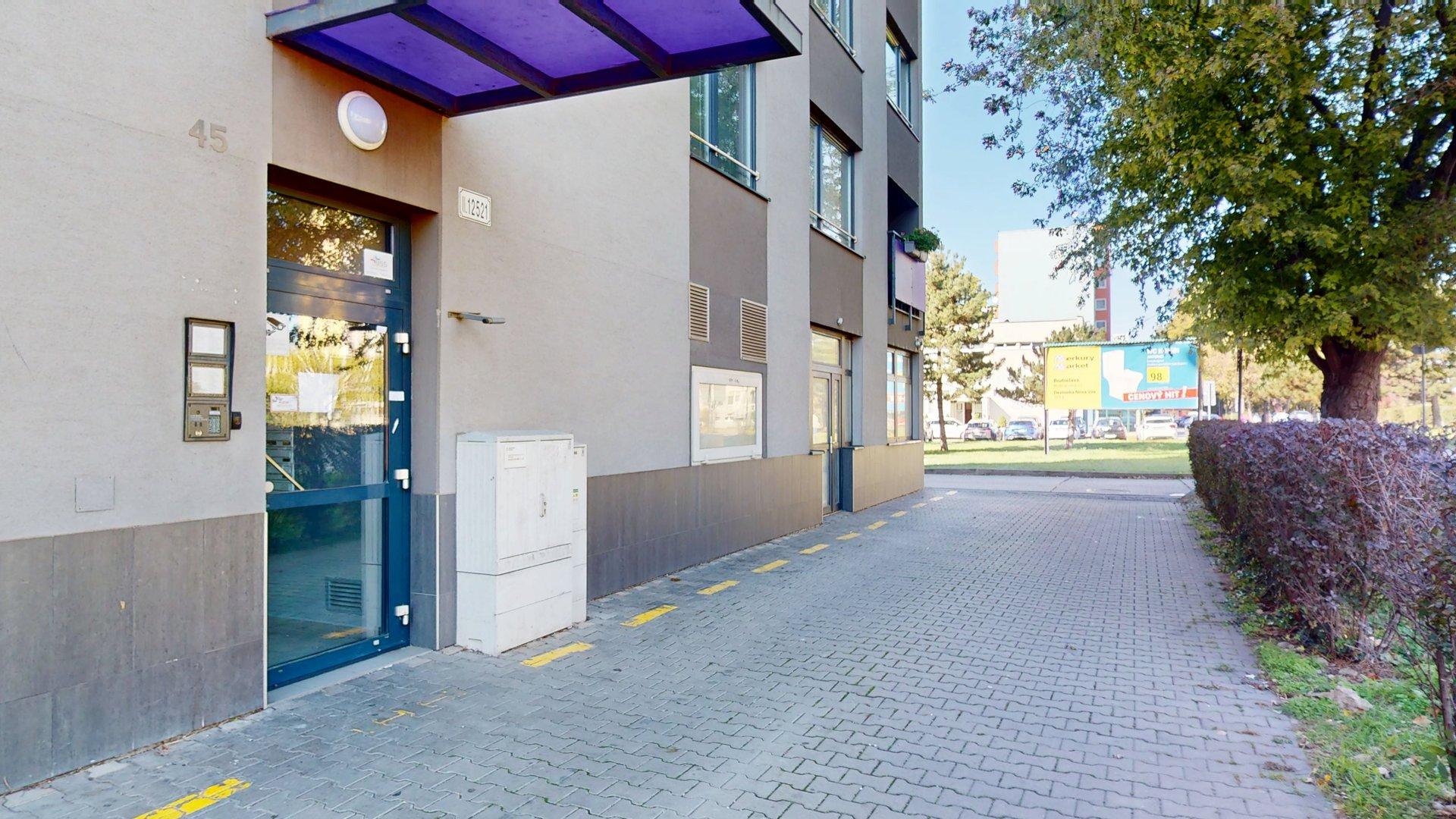 Kompletne zariadený 2-izb. byt s veľkou loggiou v novostavbe na začiatku Podunajských Biskupíc