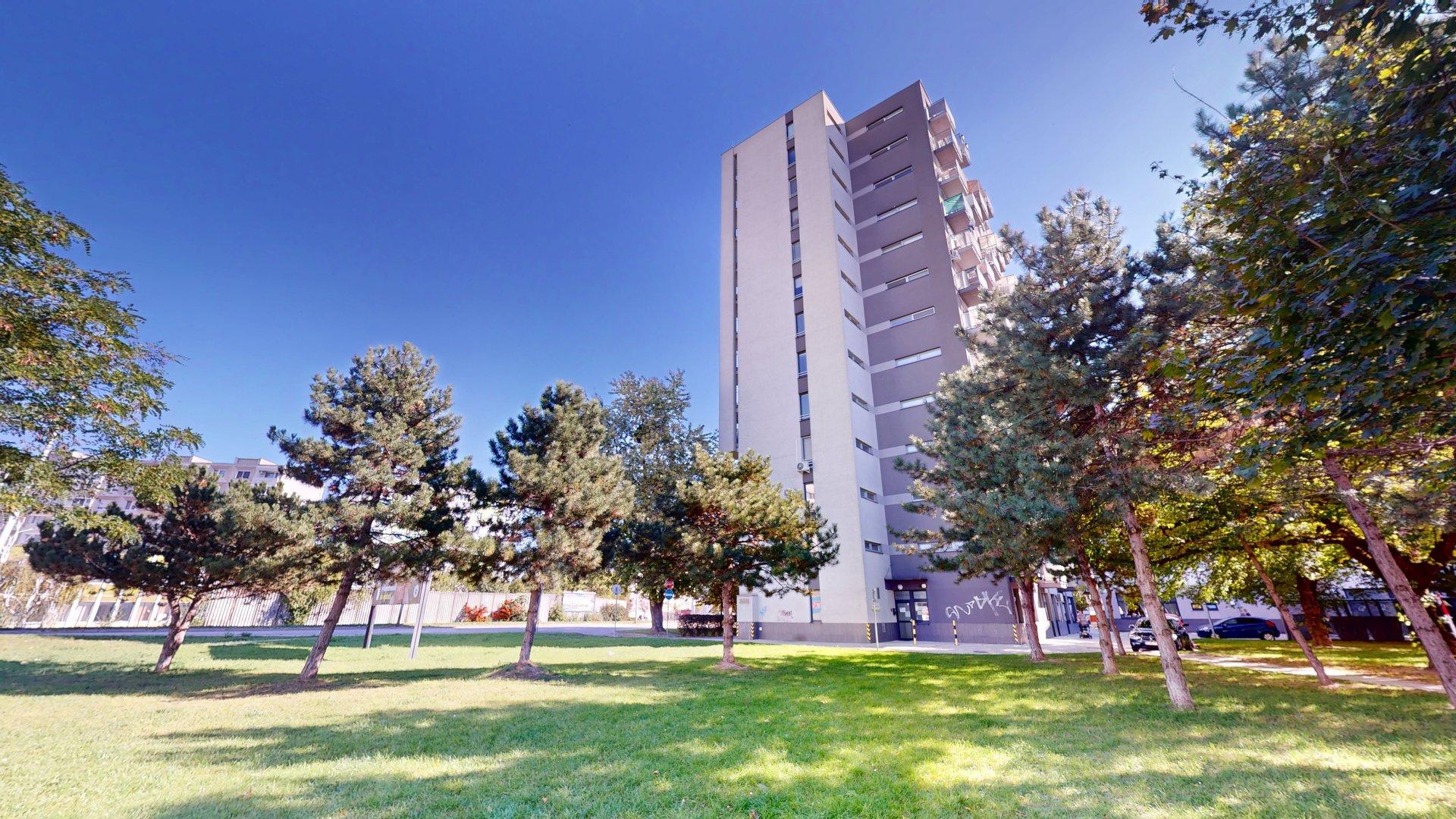 Kompletne zariadený 2-izb. byt s veľkou loggiou v novostavbe na začiatku Podunajských Biskupíc