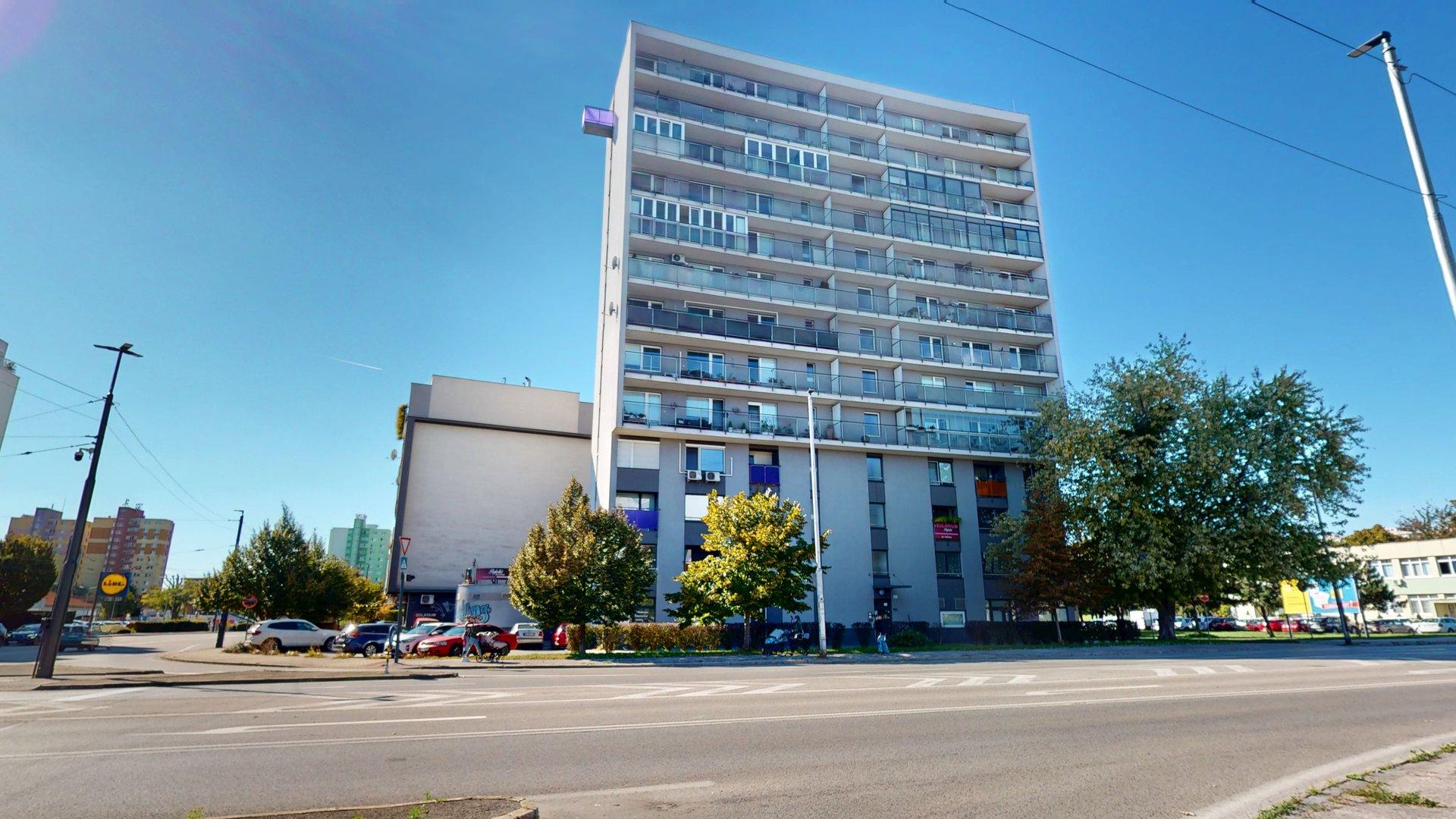 Kompletne zariadený 2-izb. byt s veľkou loggiou v novostavbe na začiatku Podunajských Biskupíc