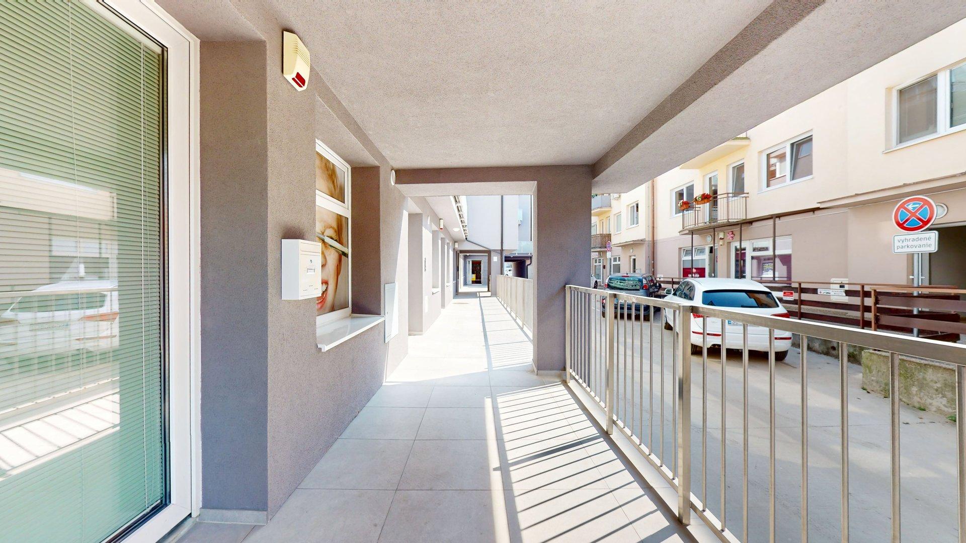 Multifunkčný a bezbariérový priestor v tichej pasáži v centre SC