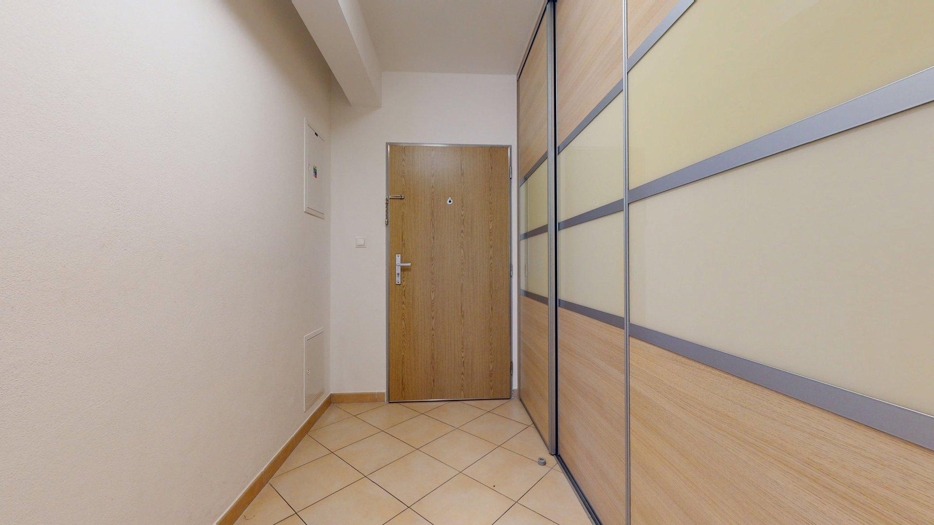 Priestranný, kompletne zariadený 2-izb. byt v staršej novostavbe na Kadnárovej ulici v Rači