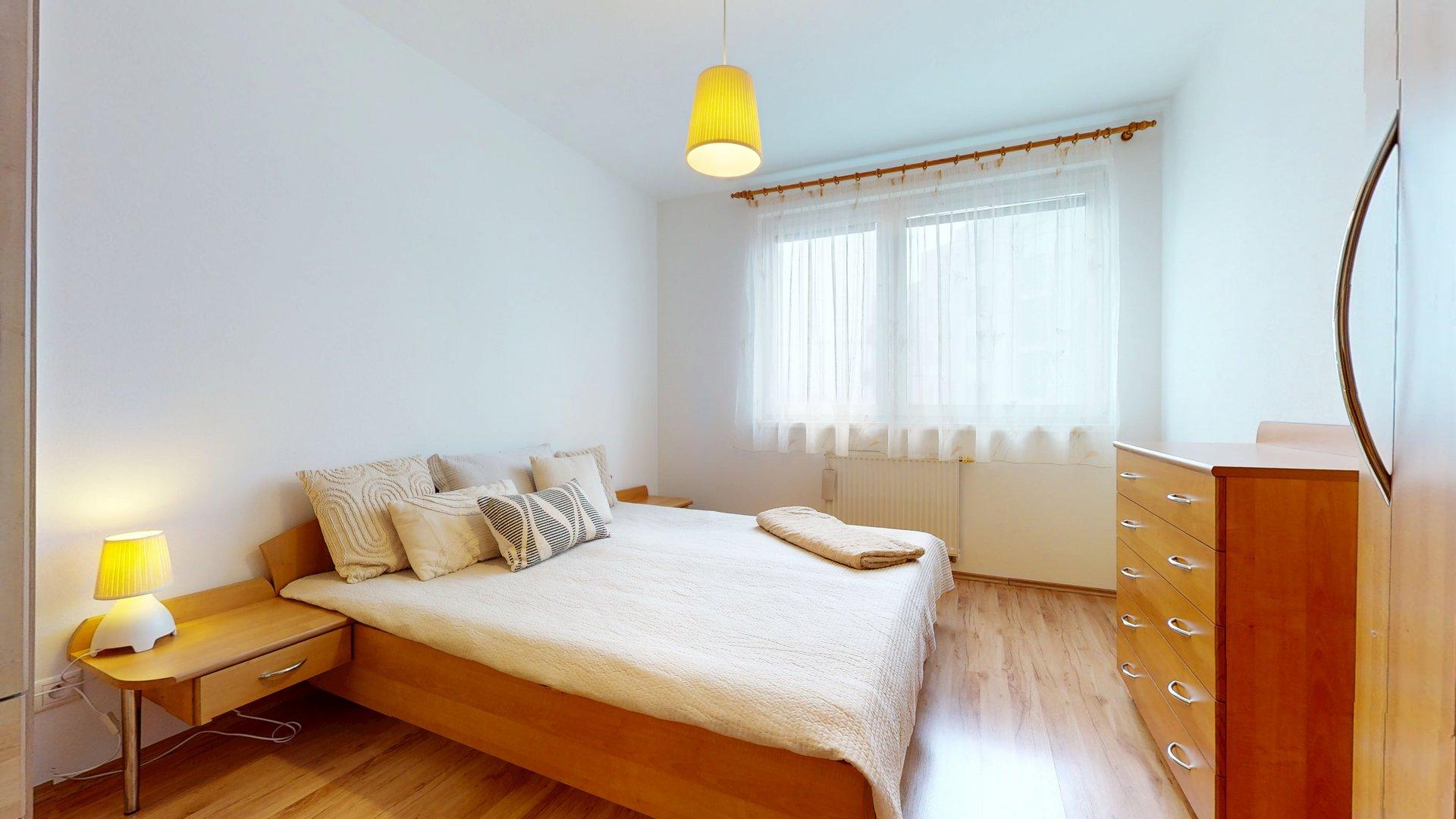 Priestranný, kompletne zariadený 2-izb. byt v staršej novostavbe na Kadnárovej ulici v Rači