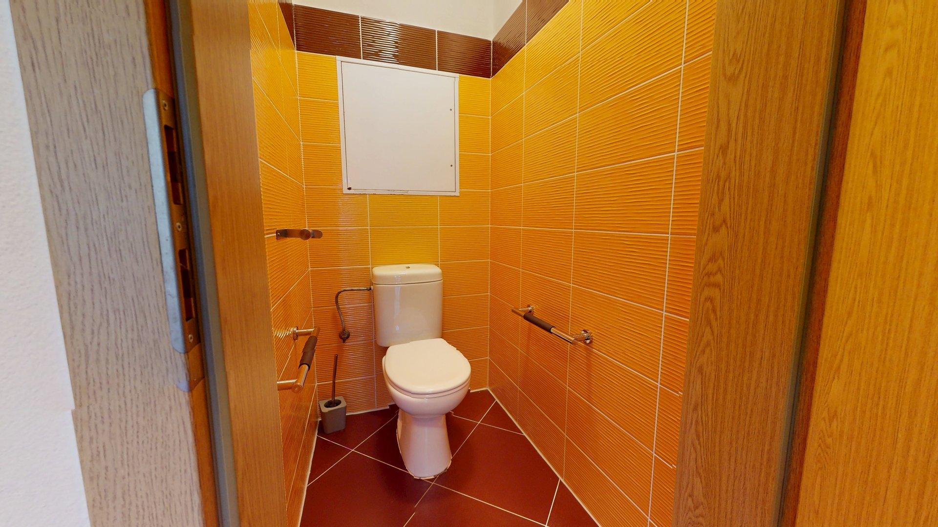 Priestranný, kompletne zariadený 2-izb. byt v staršej novostavbe na Kadnárovej ulici v Rači