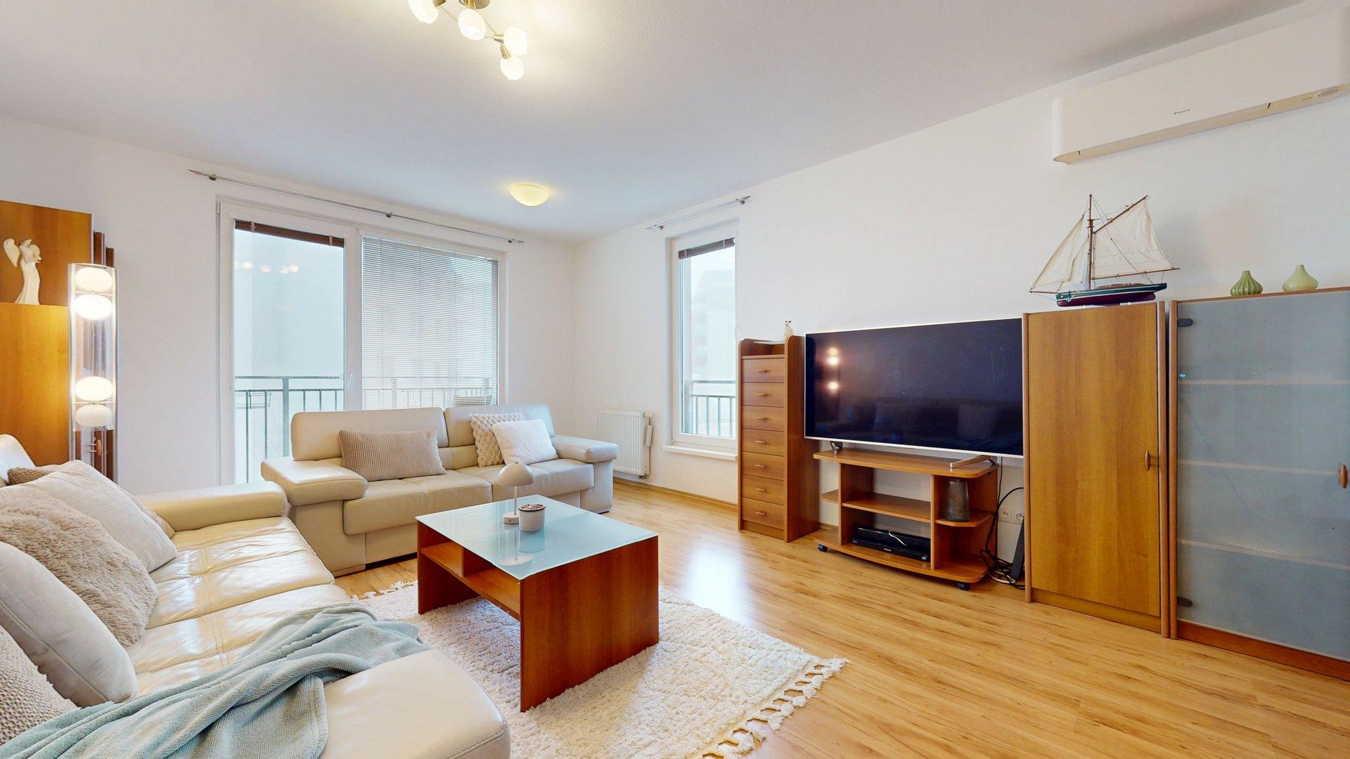 Priestranný, kompletne zariadený 2-izb. byt v staršej novostavbe na Kadnárovej ulici v Rači