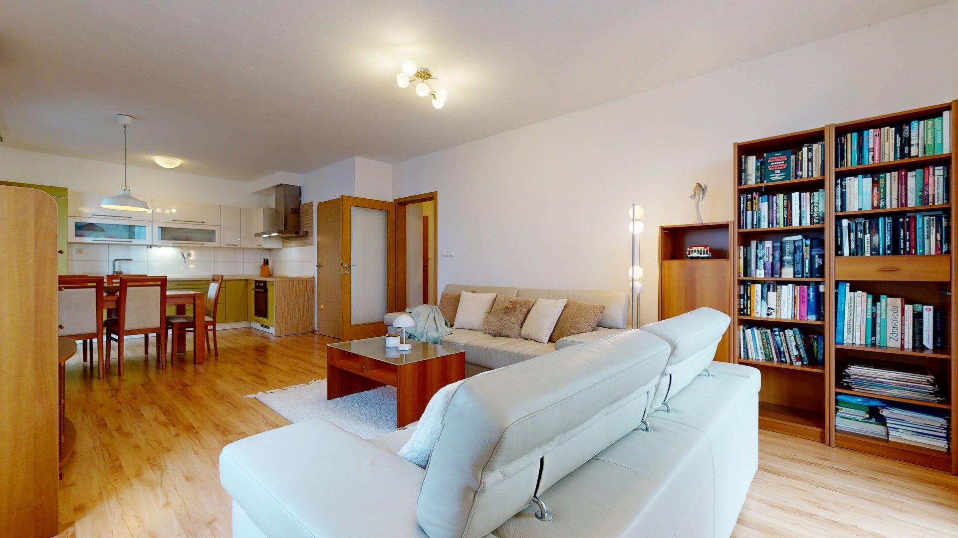 Priestranný, kompletne zariadený 2-izb. byt v staršej novostavbe na Kadnárovej ulici v Rači