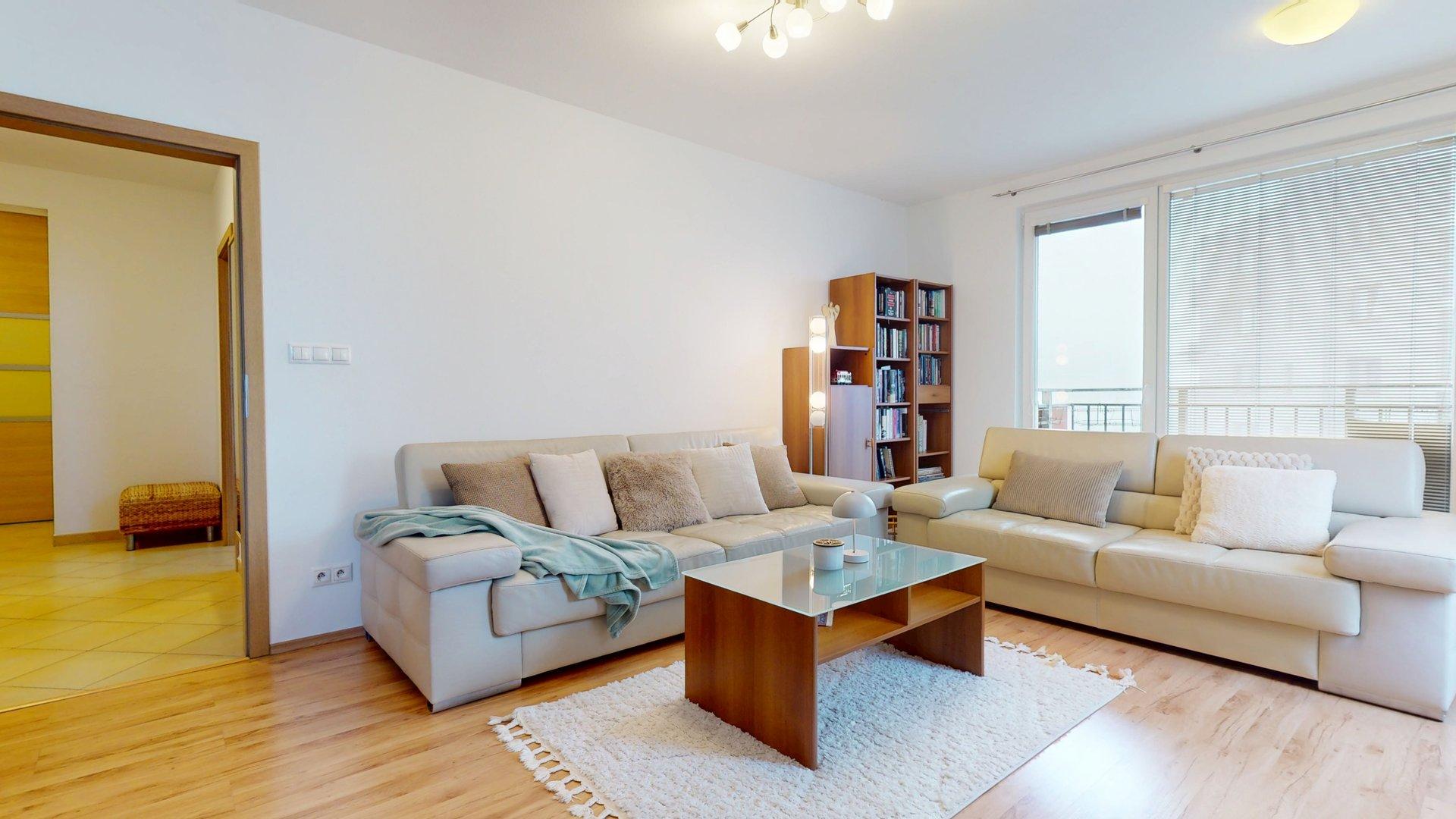 Priestranný, kompletne zariadený 2-izb. byt v staršej novostavbe na Kadnárovej ulici v Rači