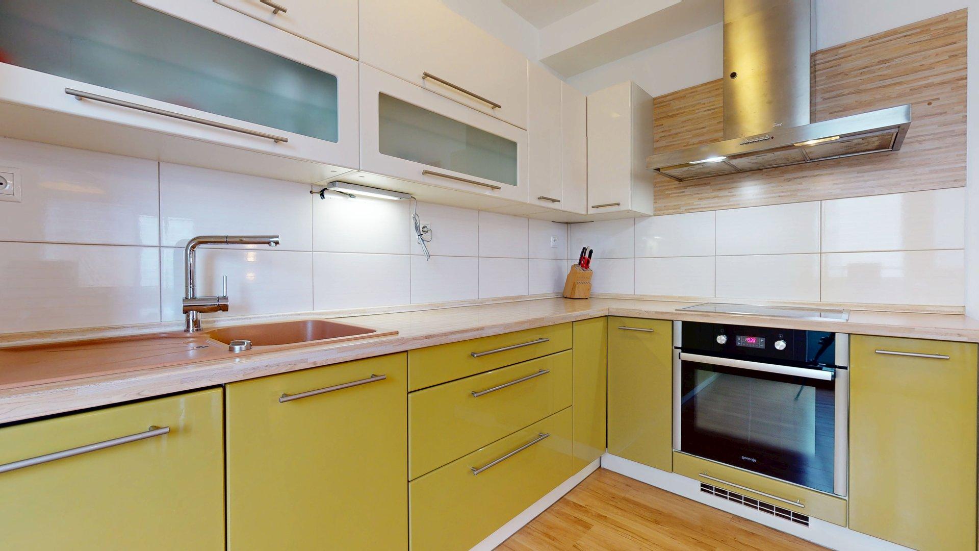 Priestranný, kompletne zariadený 2-izb. byt v staršej novostavbe na Kadnárovej ulici v Rači