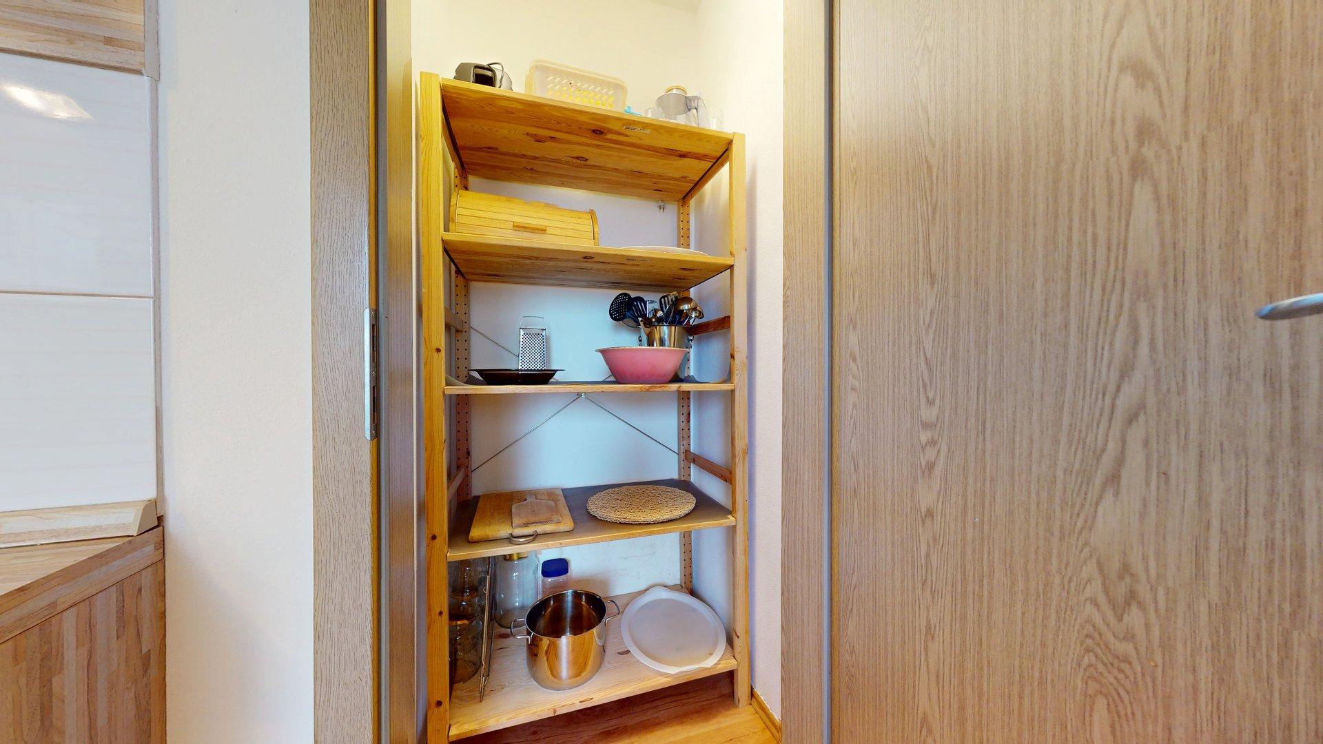 Priestranný, kompletne zariadený 2-izb. byt v staršej novostavbe na Kadnárovej ulici v Rači