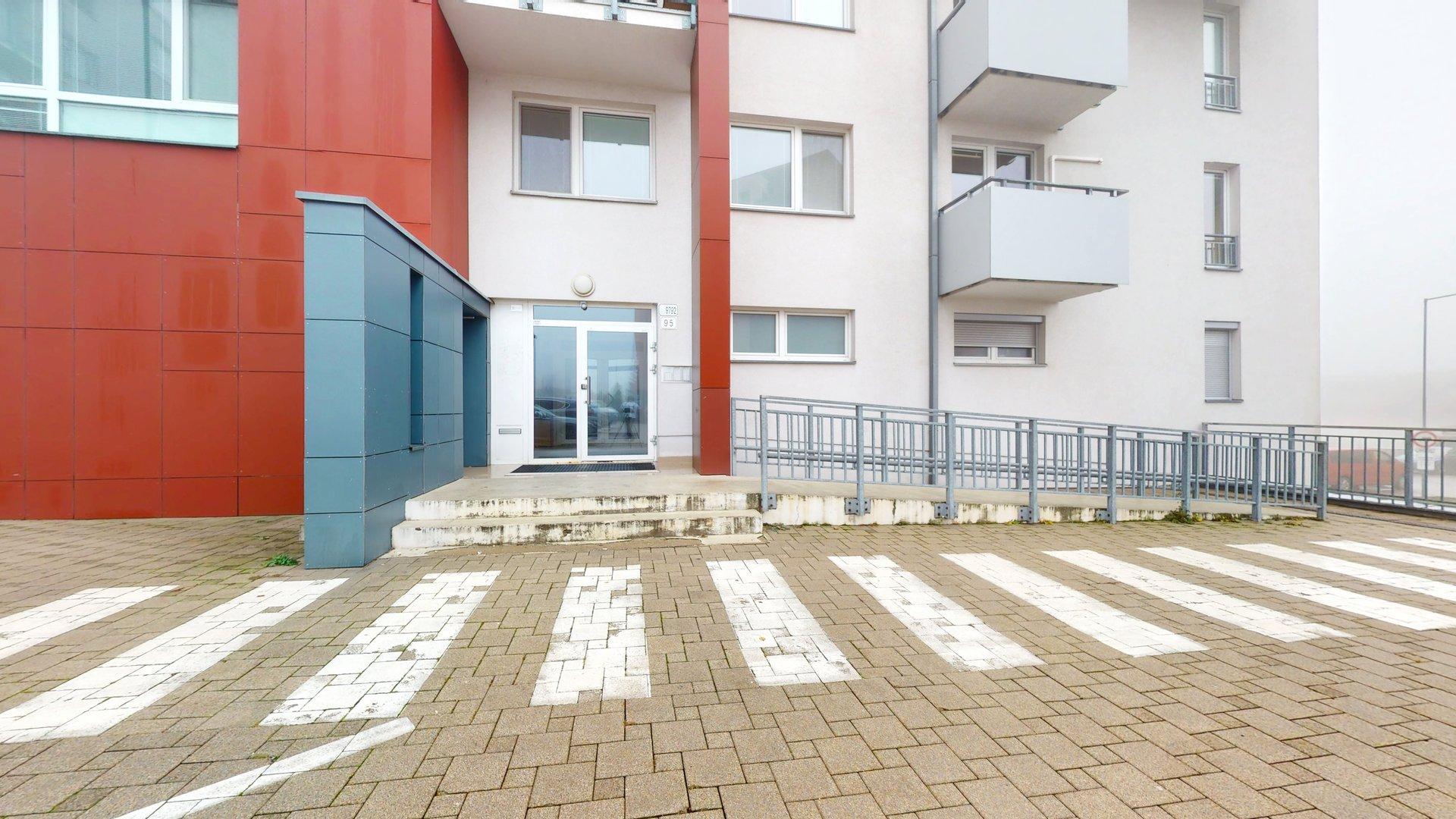 Priestranný, kompletne zariadený 2-izb. byt v staršej novostavbe na Kadnárovej ulici v Rači