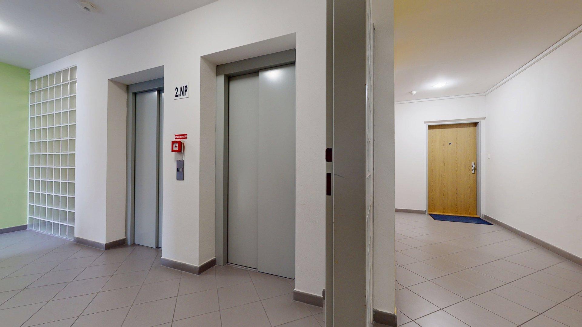 Priestranný, kompletne zariadený 2-izb. byt v staršej novostavbe na Kadnárovej ulici v Rači