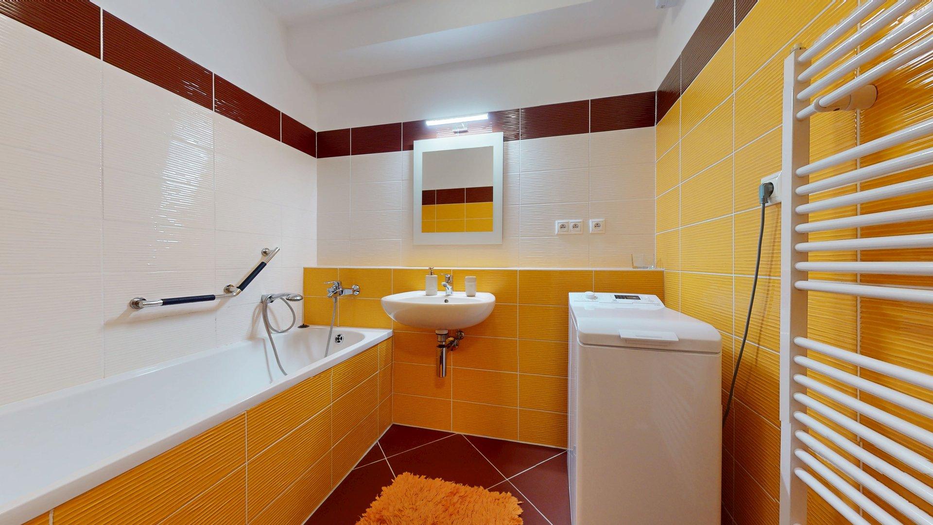 Priestranný, kompletne zariadený 2-izb. byt v staršej novostavbe na Kadnárovej ulici v Rači