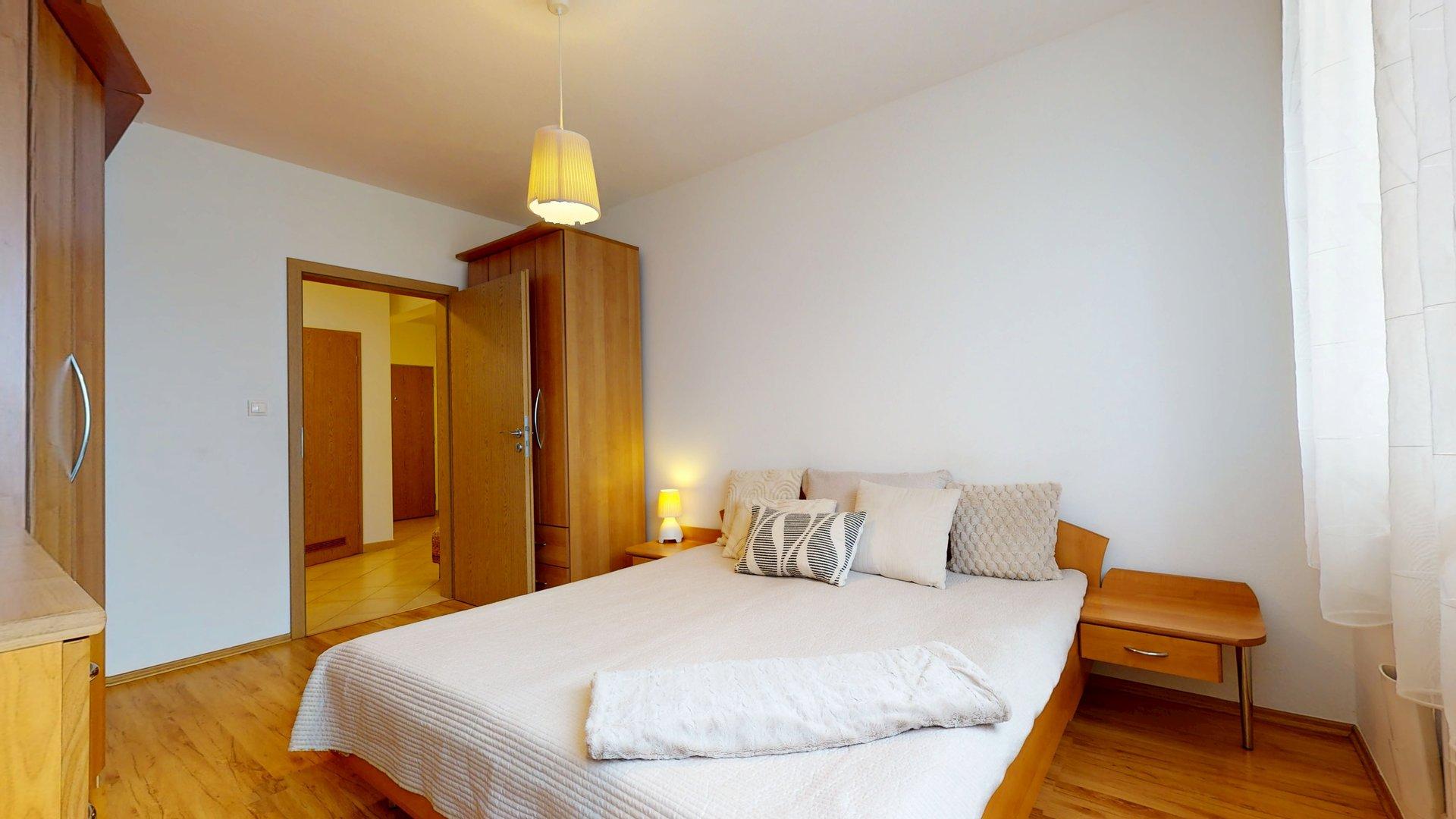 Priestranný, kompletne zariadený 2-izb. byt v staršej novostavbe na Kadnárovej ulici v Rači