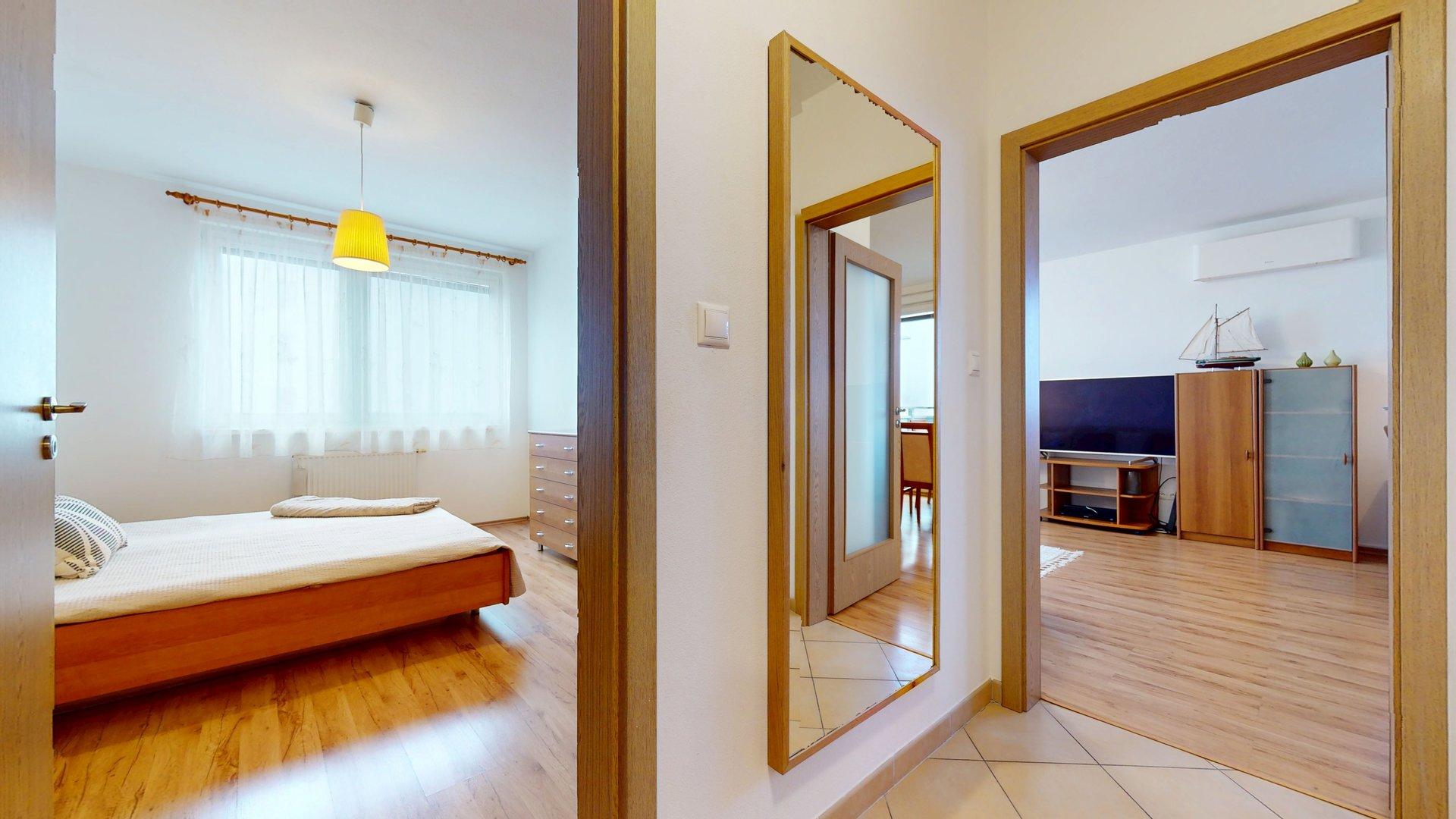 Priestranný, kompletne zariadený 2-izb. byt v staršej novostavbe na Kadnárovej ulici v Rači