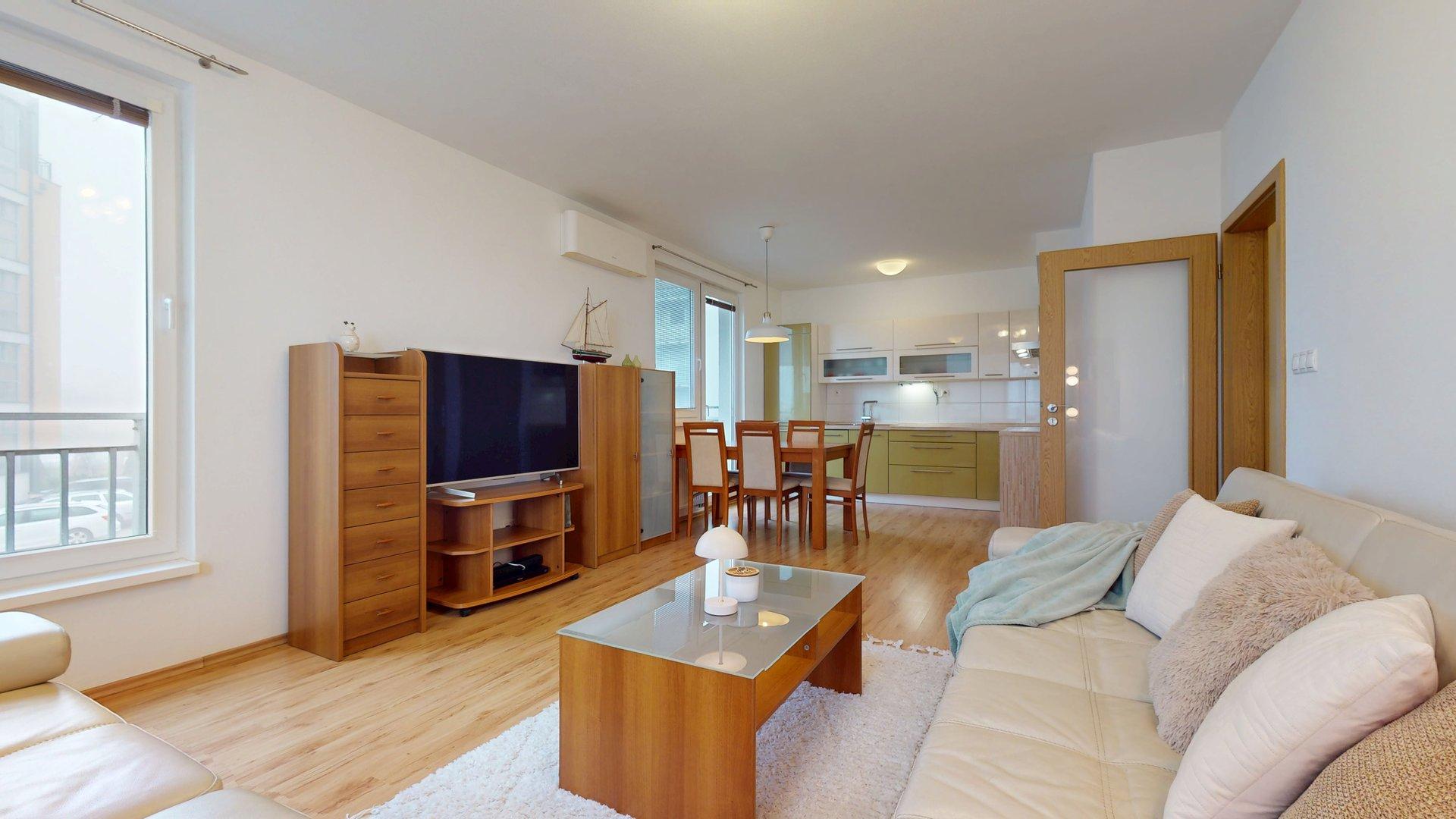 Priestranný, kompletne zariadený 2-izb. byt v staršej novostavbe na Kadnárovej ulici v Rači