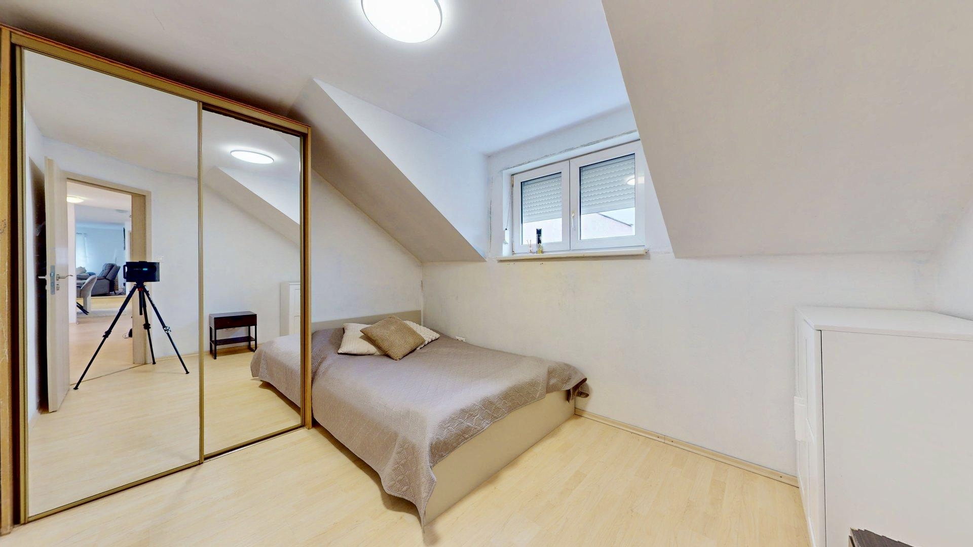 Priestranný 4-izbový byt s komfortom domu - širšie centrum PK - províziu platí prenajímateľ