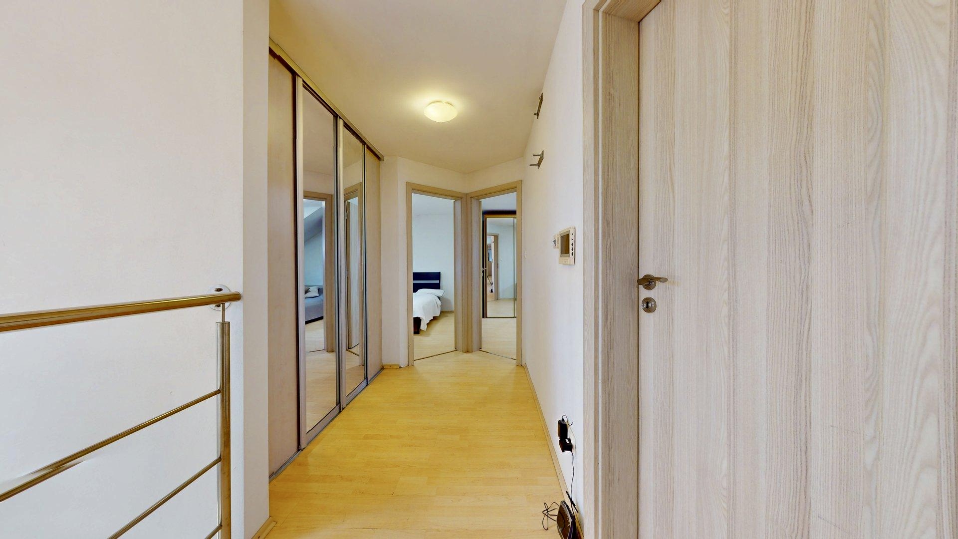 Priestranný 4-izbový byt s komfortom domu - širšie centrum PK - províziu platí prenajímateľ