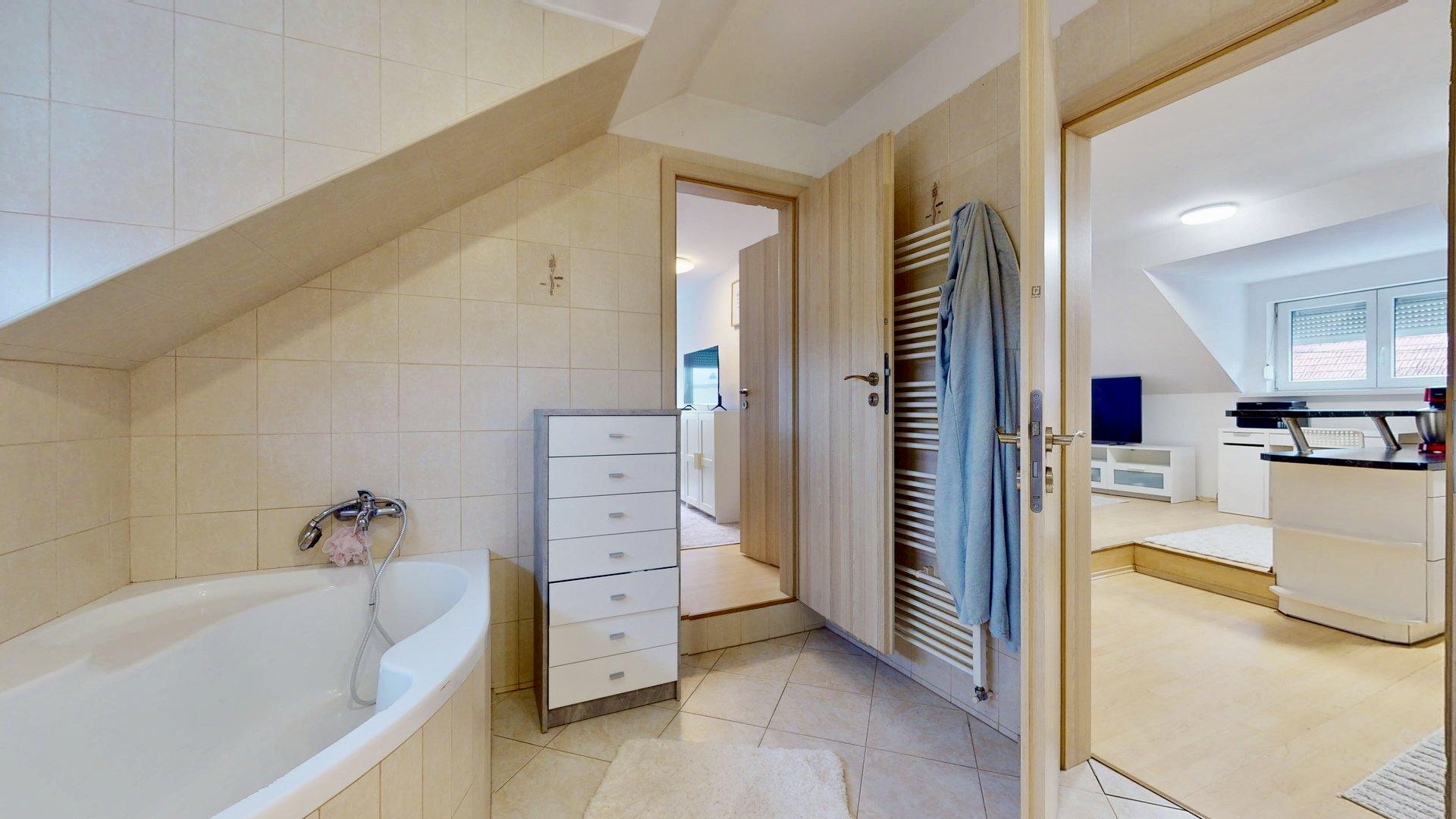 Priestranný 4-izbový byt s komfortom domu - širšie centrum PK - províziu platí prenajímateľ