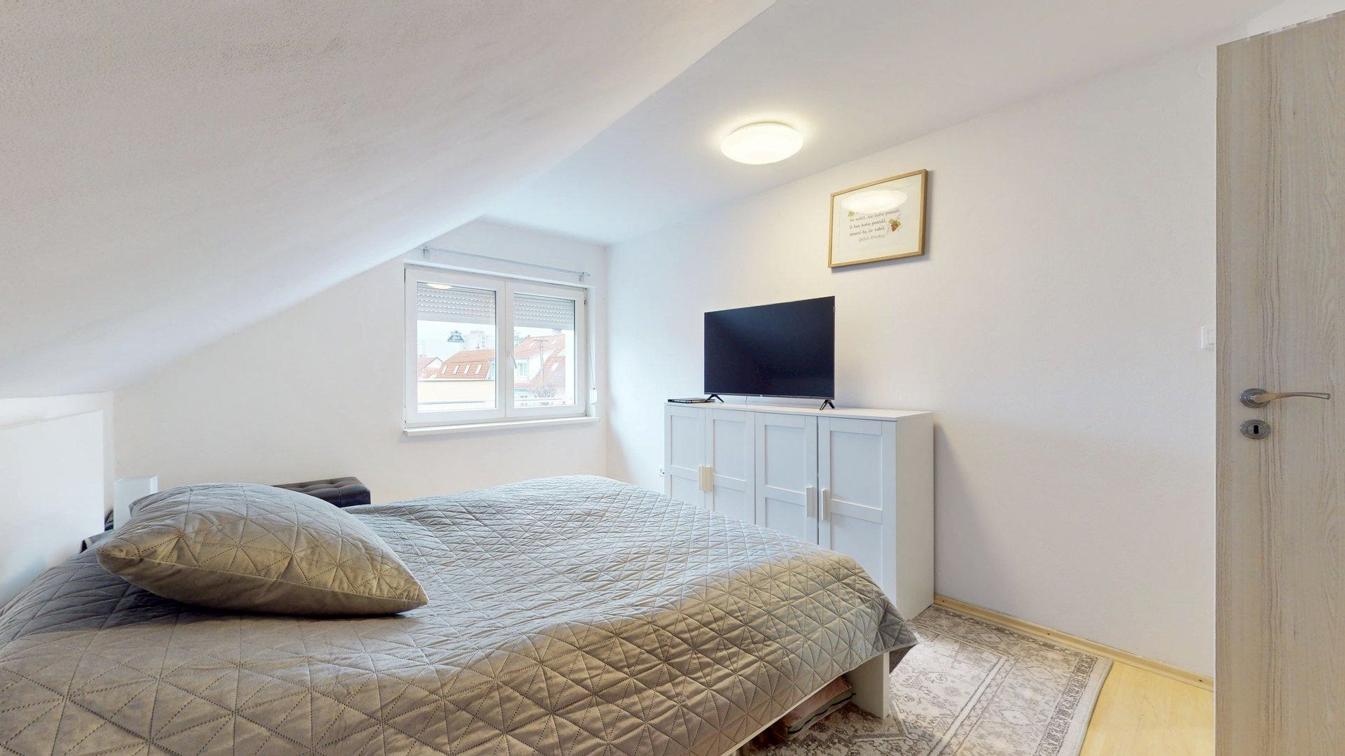 Priestranný 4-izbový byt s komfortom domu - širšie centrum PK - províziu platí prenajímateľ