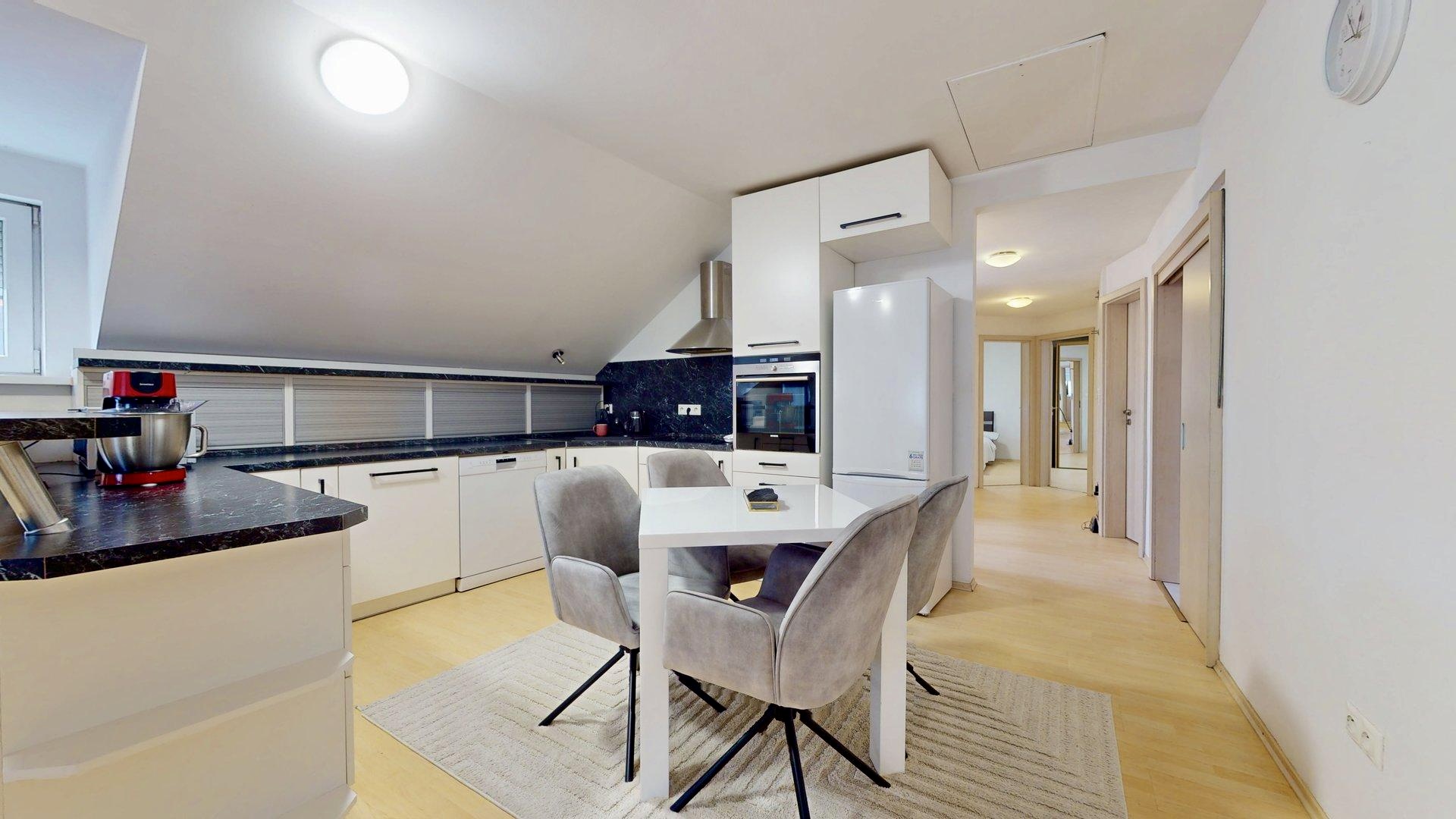 Priestranný 4-izbový byt s komfortom domu - širšie centrum PK - províziu platí prenajímateľ