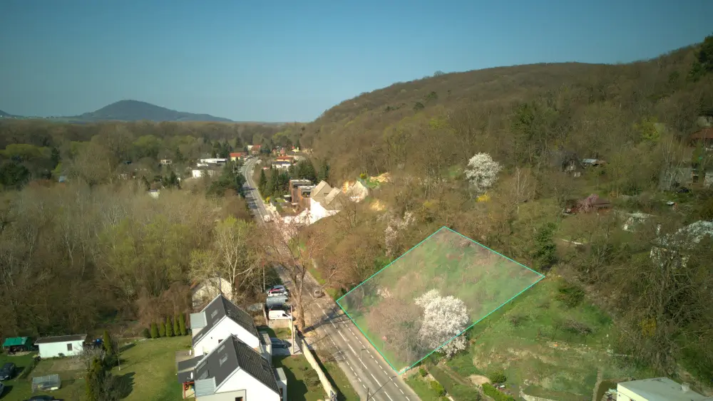 Pozemok s právoplatným stavebným povolením na RD, BA IV - Devín