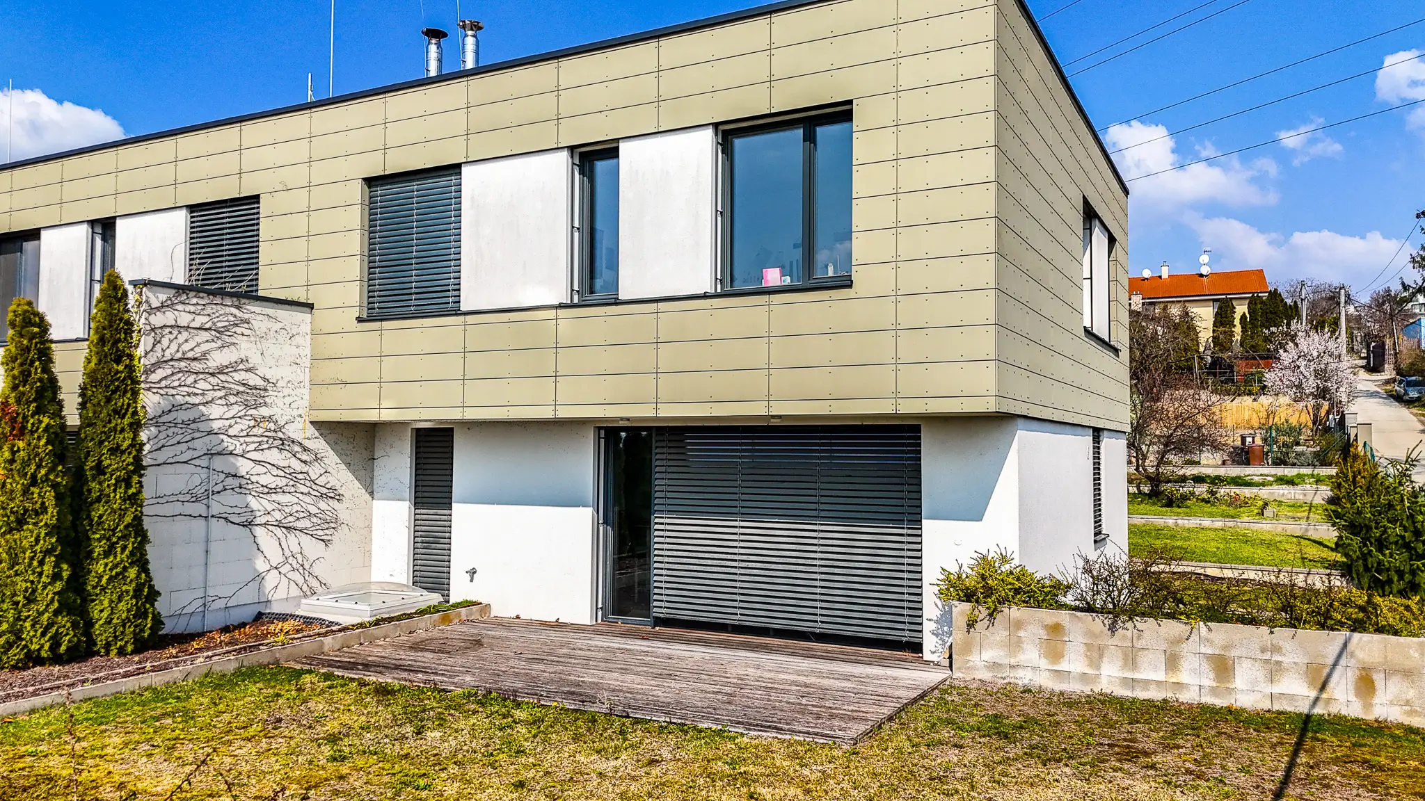 4i RD s 2gar&aacute;žou: b&yacute;vanie bez kompromisov a podmaniv&yacute;mi v&yacute;hľadmi, BA IV - Karlova Ves