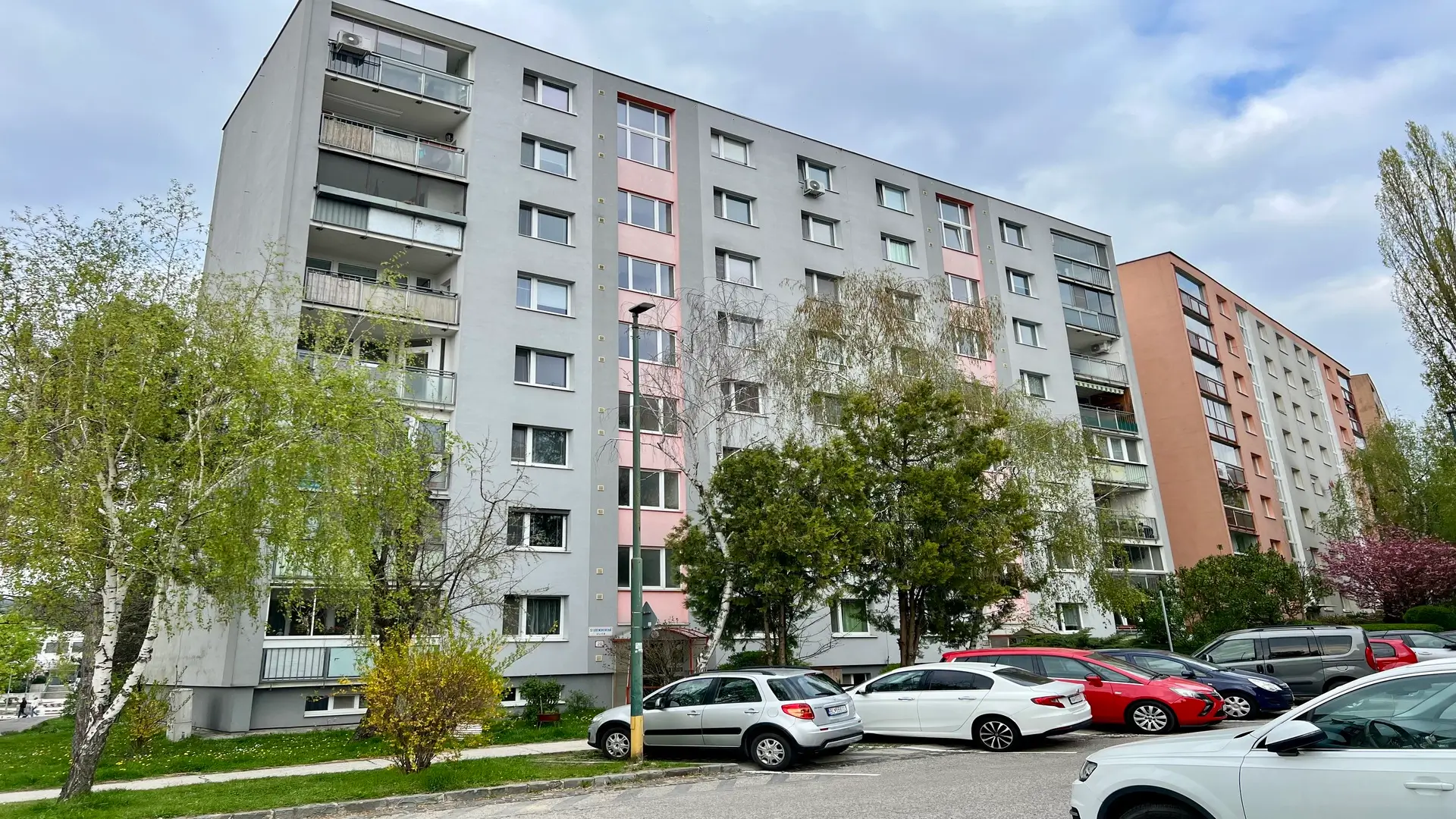 3-izb. byt v p&ocirc;vodnom stave s veľkou lodžiou, Lamač 