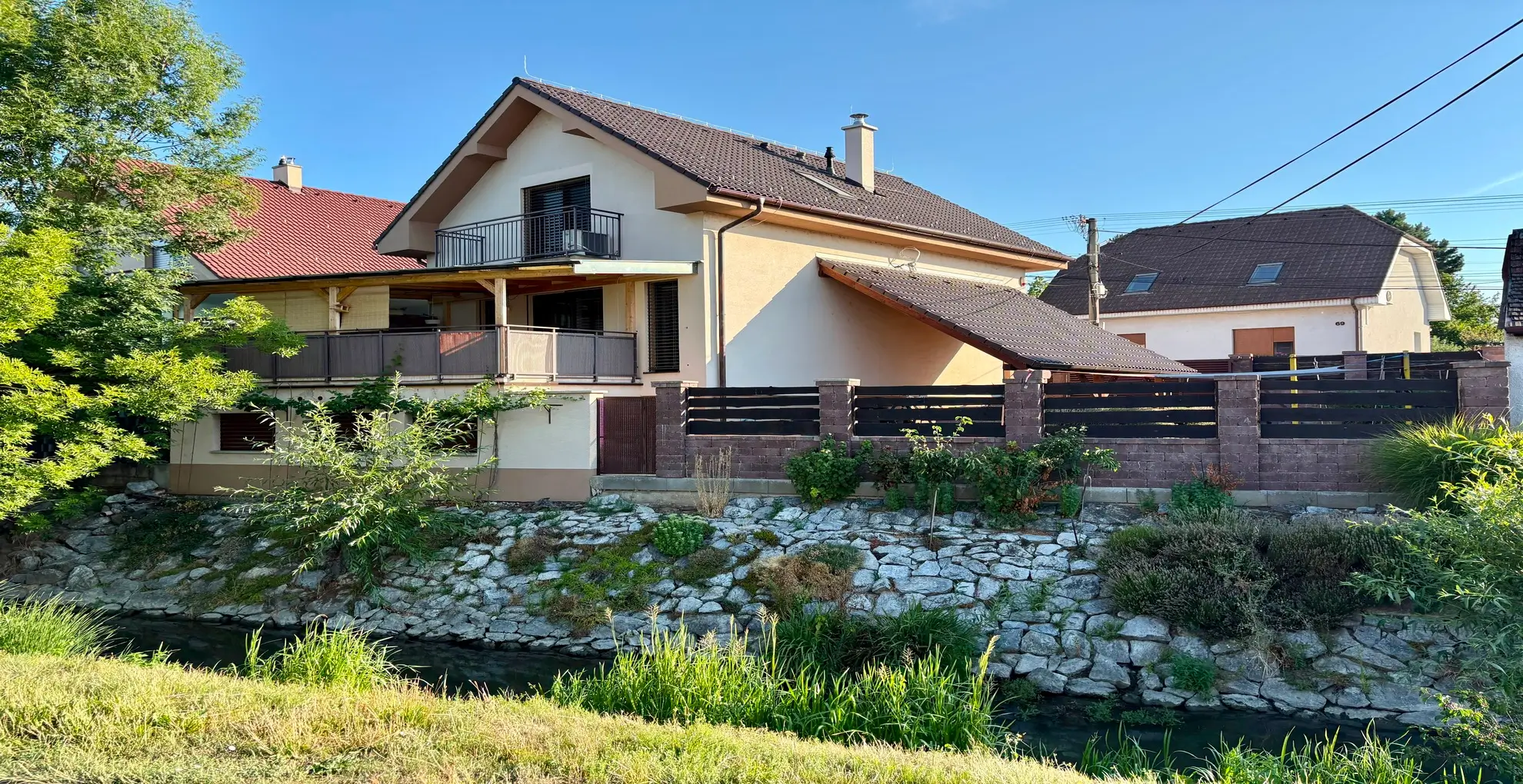Vkusný 5-izb. podpivničený RD so súkromím v centre obce Šenkvice