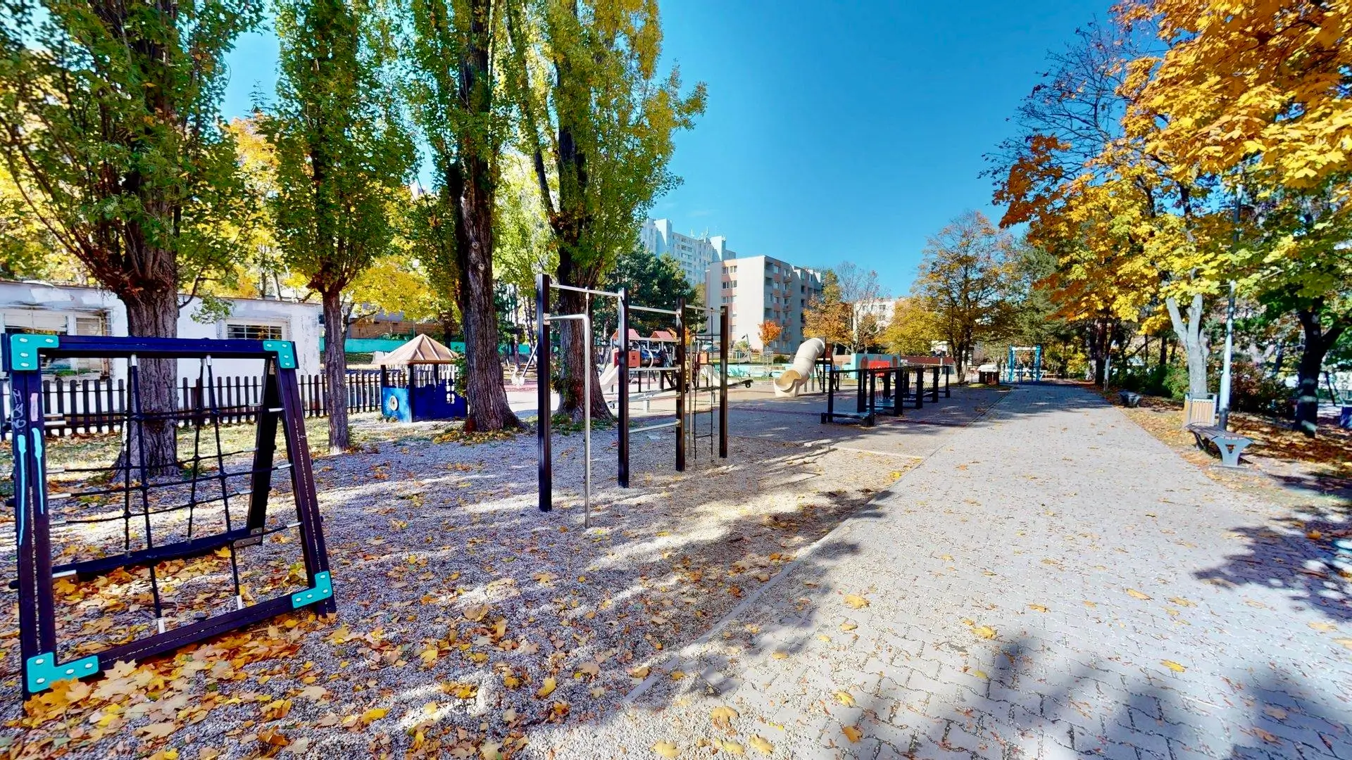 Kompletne zrekonštruovaný, tehlový 4-izb. byt na začiatku Karlovej Vsi